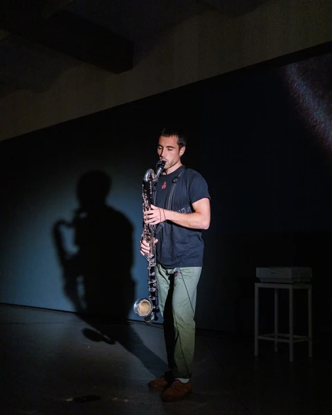 The photo shows the clarinettist Bernat Sanjuan playing the bass clarinet.